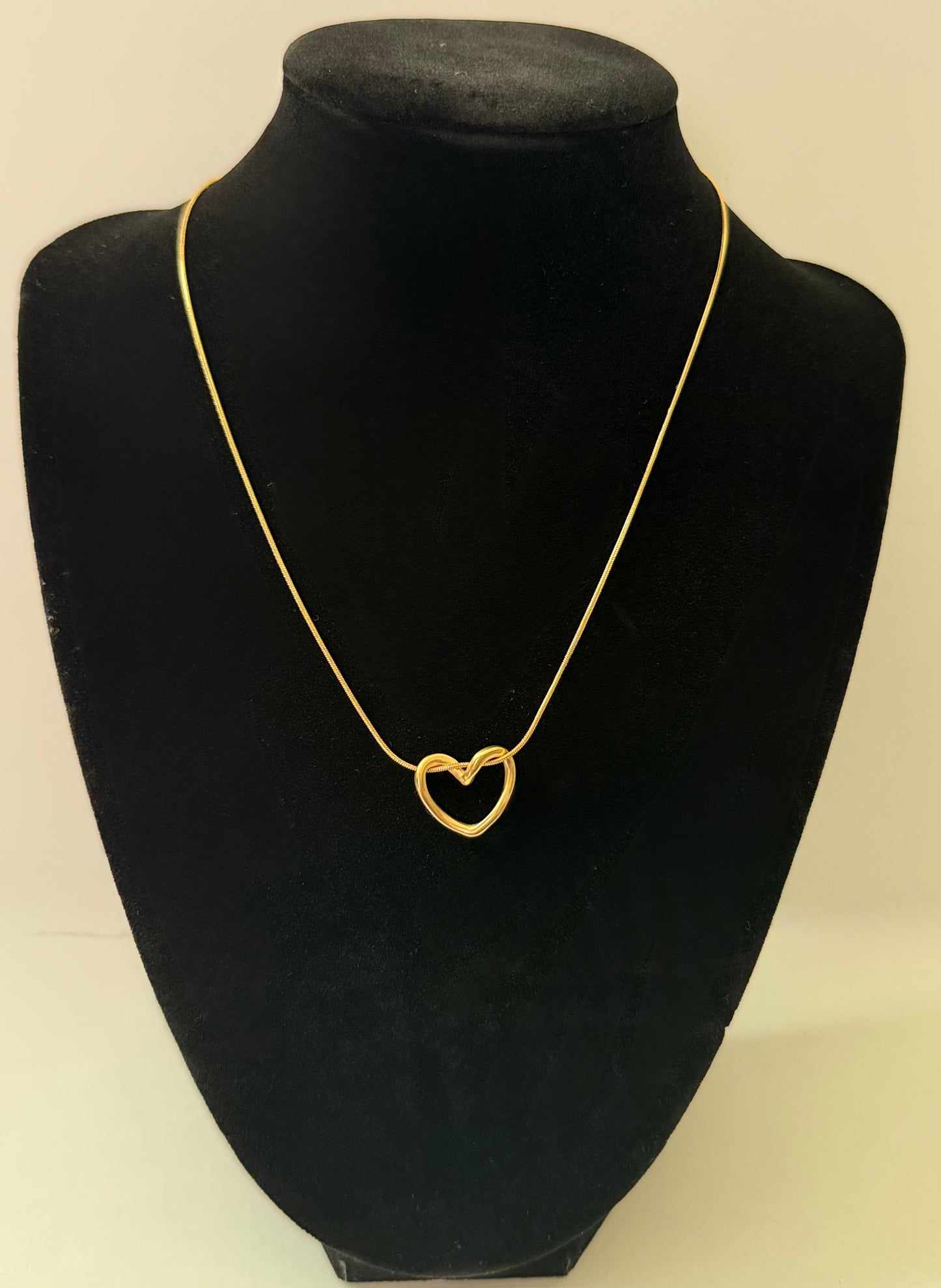Elegant Gold Heart Pendant Neckless