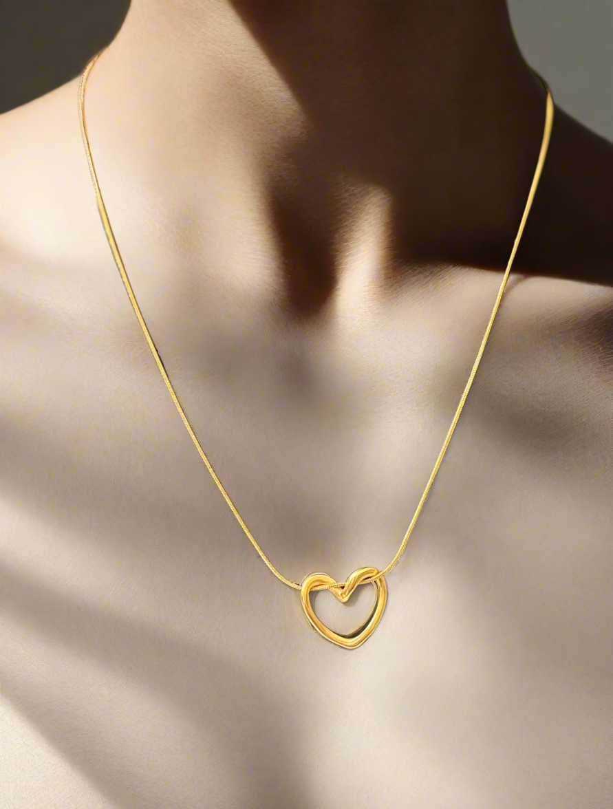 Elegant Gold Heart Pendant Neckless