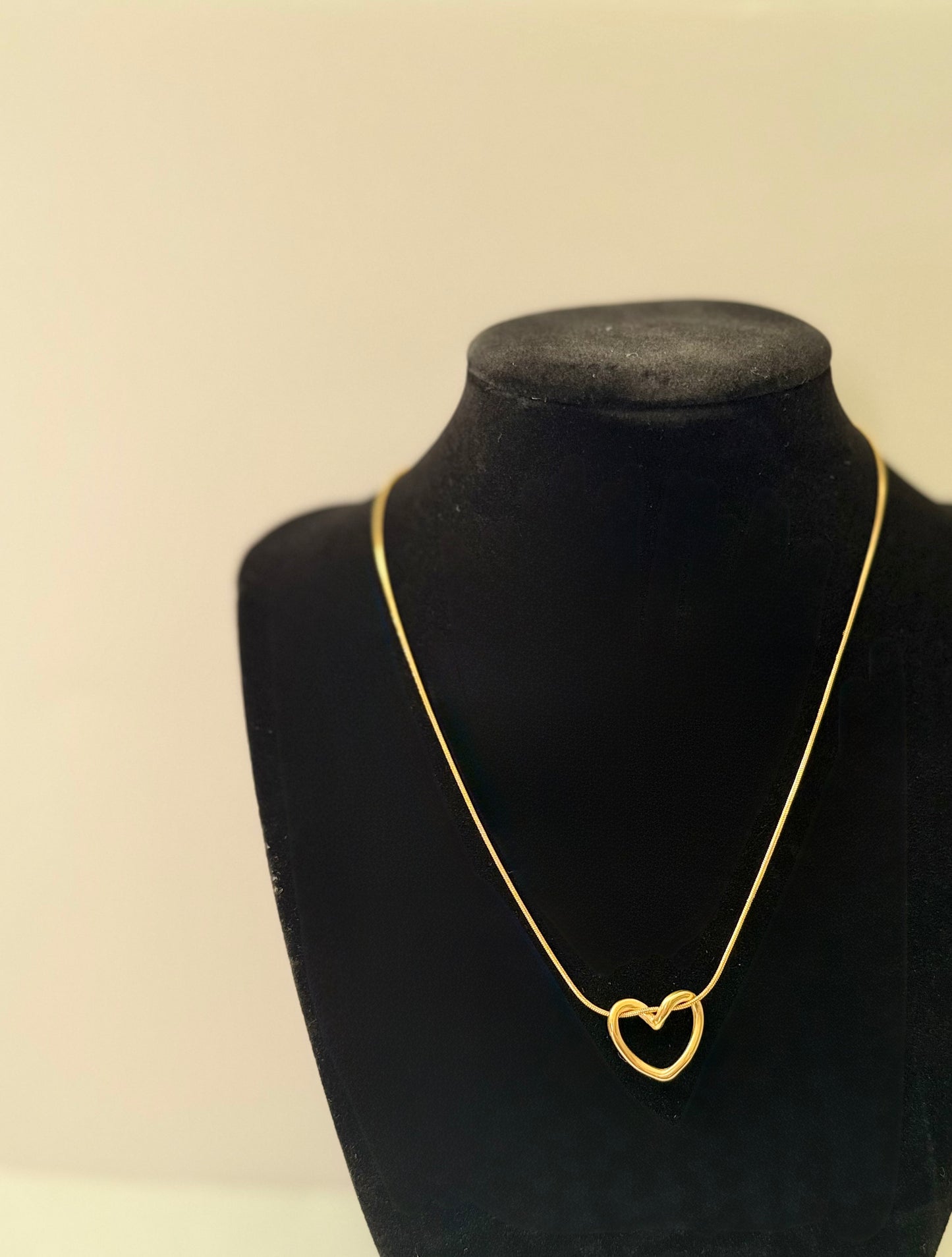 Elegant Gold Heart Pendant Neckless