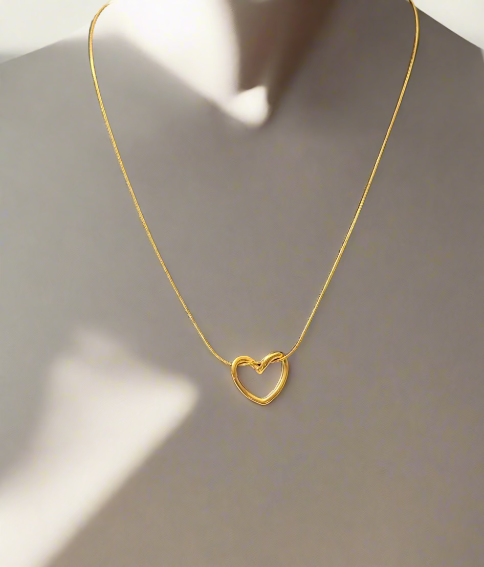 Elegant Gold Heart Pendant Neckless